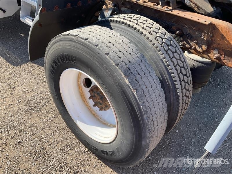 Peterbilt 348 4x2 S/A Day Cab Truck Tractor Truck Tractor Units