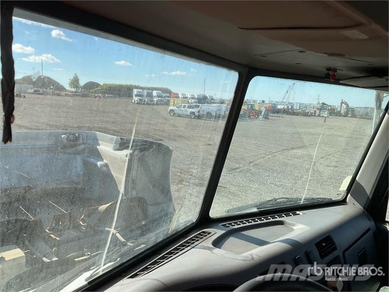 Peterbilt 348 4x2 S/A Day Cab Truck Tractor Truck Tractor Units