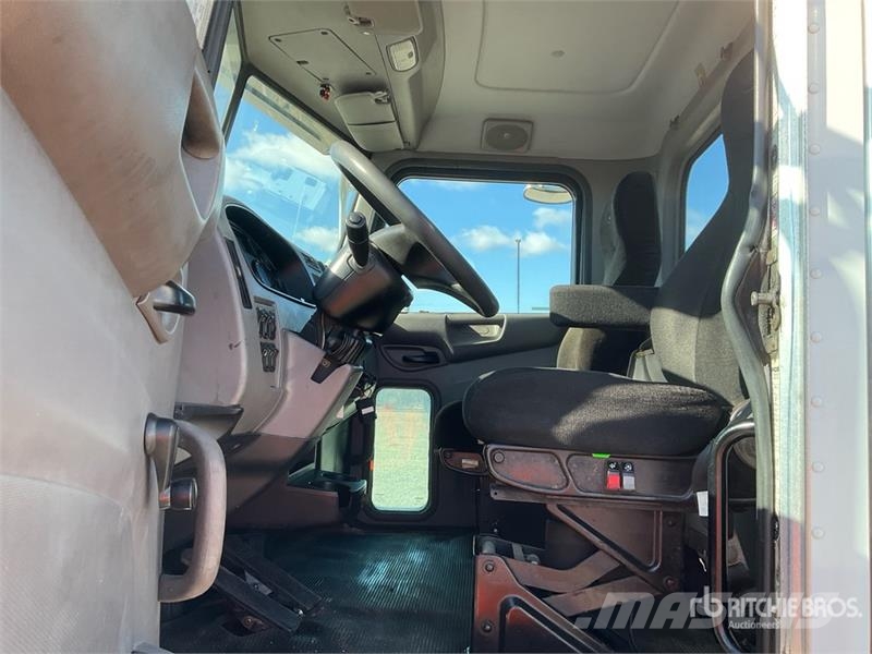 Peterbilt 348 4x2 S/A Day Cab Truck Tractor Truck Tractor Units