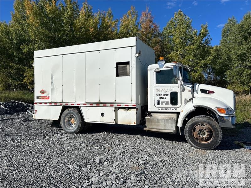 Peterbilt 348 4x2 Utility Truck (Inoperable) Caja abierta/laterales abatibles