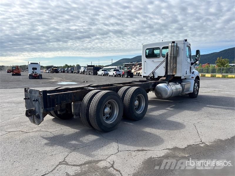 Peterbilt 387 6x4 Cab and Chassis Cabine en interieur