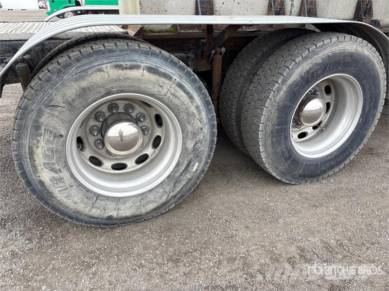 Peterbilt 387 6x4 Sleeper Attenuator Truck Tienhoitoautot