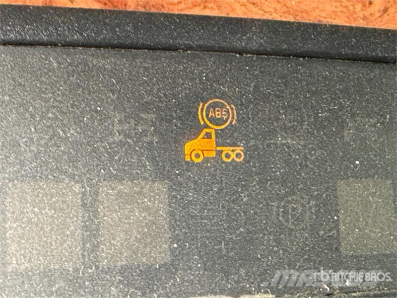 Peterbilt 387 6x4 Sleeper Attenuator Truck Tienhoitoautot