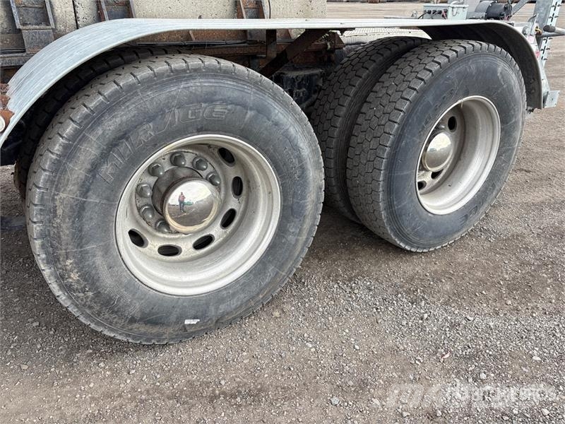 Peterbilt 387 6x4 Sleeper Attenuator Truck Tienhoitoautot