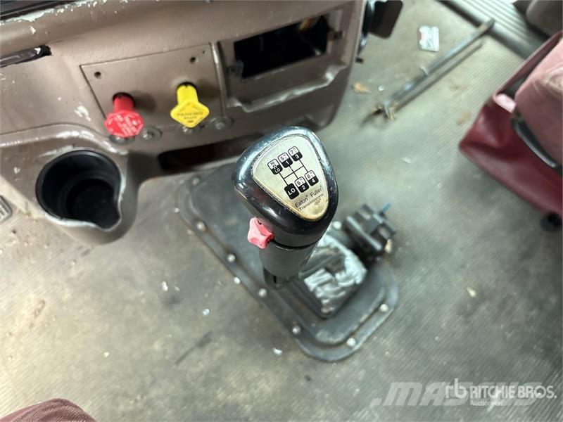 Peterbilt 387 6x4 Sleeper Attenuator Truck Tienhoitoautot