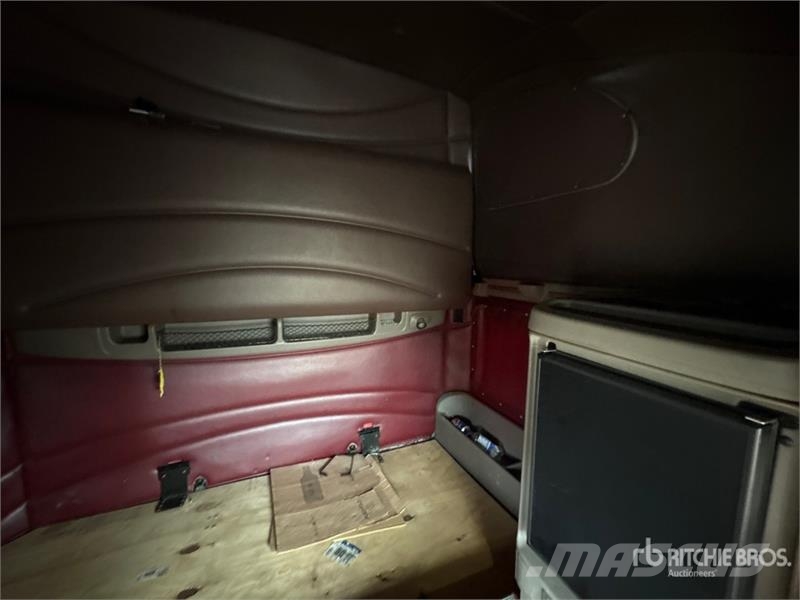 Peterbilt 387 6x4 Sleeper Attenuator Truck Tienhoitoautot