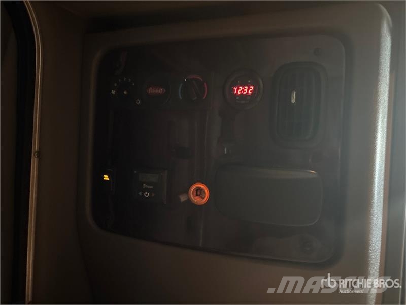Peterbilt 389 Trekkers