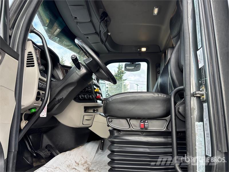 Peterbilt 567 8x4 Twin-Steer T/A Dump Truck Sklápěče