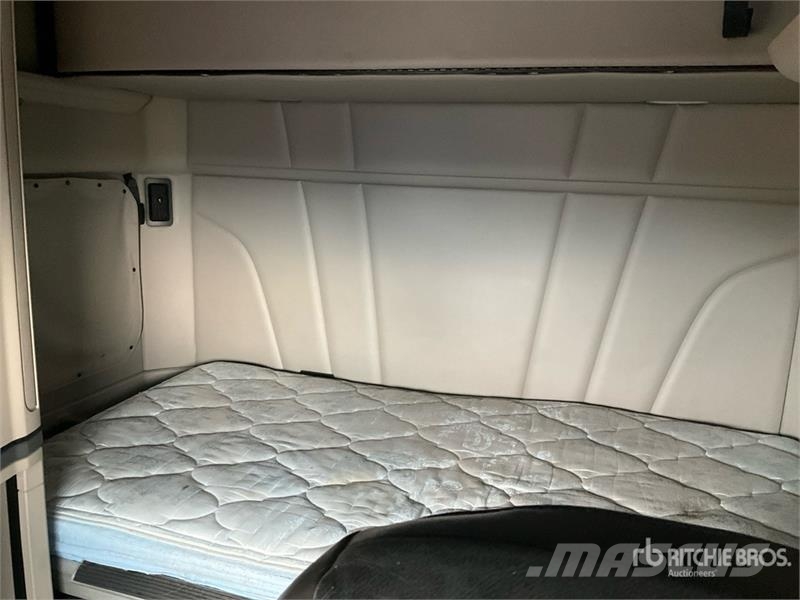 Peterbilt 579 6x4 T/A Sleeper Truck Tractor Tractores (camiões)