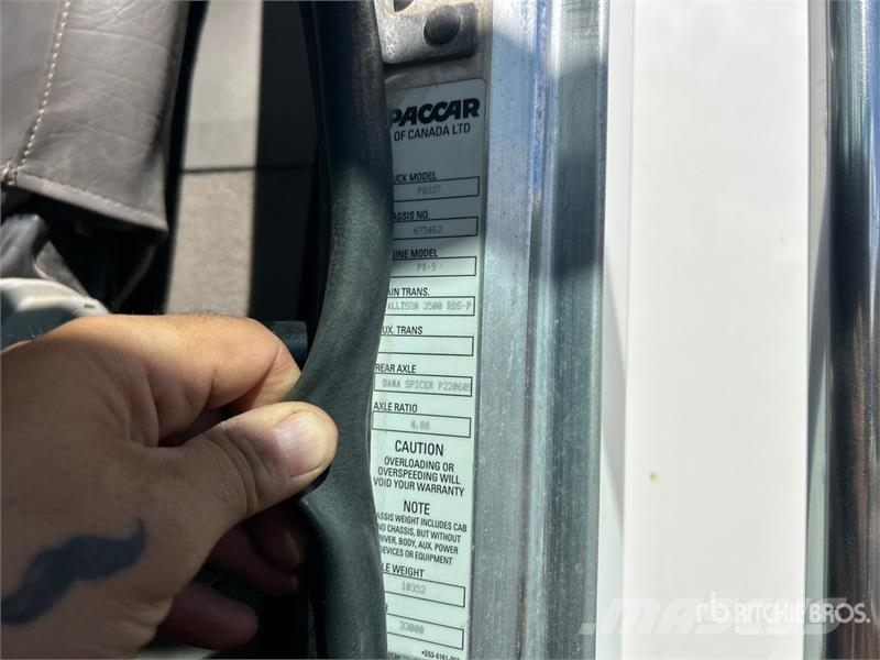 Peterbilt PB337 4x2 Fuel and Lube Truck شاحنات ذات صهاريج
