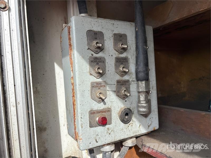 Peterbilt PB337 4x2 Fuel and Lube Truck Tankbiler