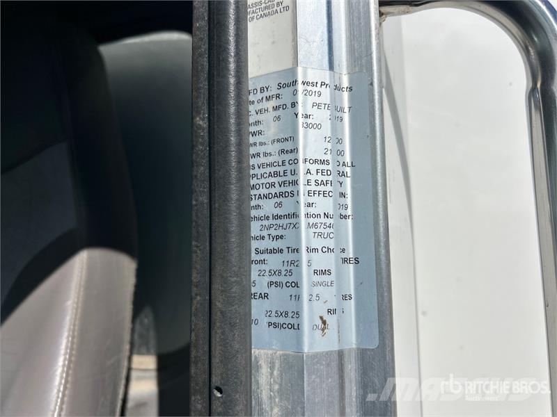 Peterbilt PB337 4x2 Fuel and Lube Truck شاحنات ذات صهاريج