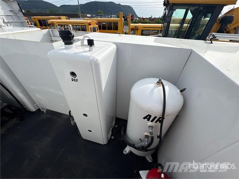 Peterbilt PB337 4x2 Fuel and Lube Truck Tankbiler