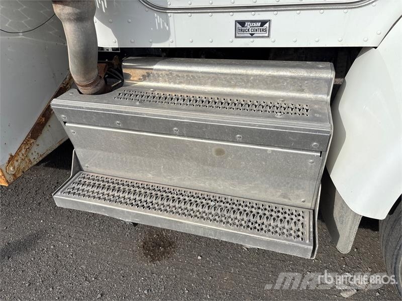 Peterbilt PB337 4x2 Fuel and Lube Truck Tankbiler