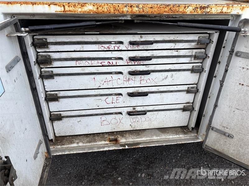 Peterbilt PB337 4x2 Fuel and Lube Truck Tankbiler