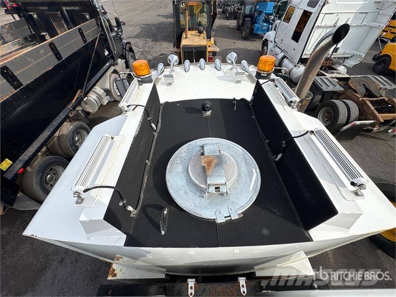 Peterbilt PB337 4x2 Fuel and Lube Truck Tankbiler