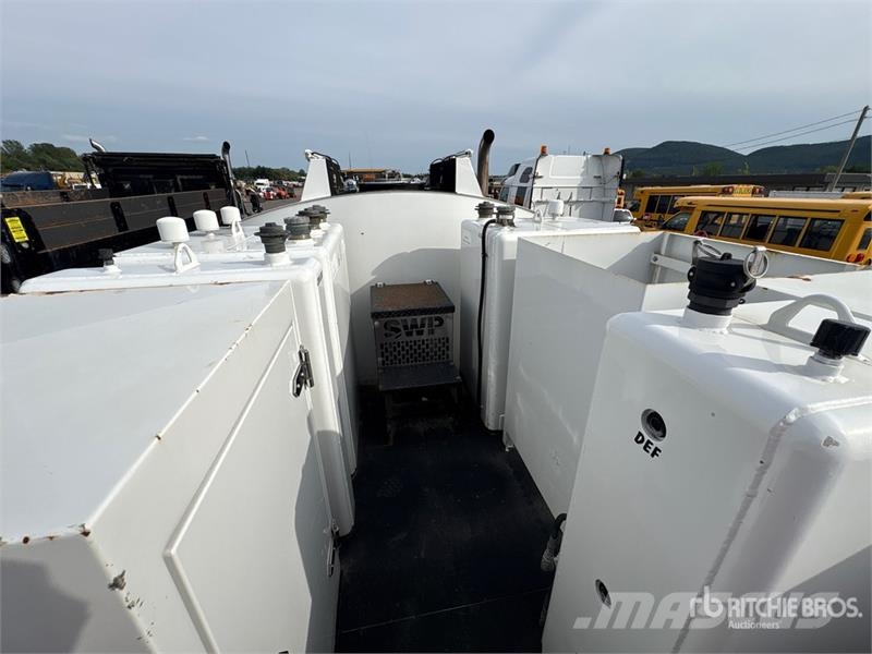 Peterbilt PB337 4x2 Fuel and Lube Truck Tankbiler