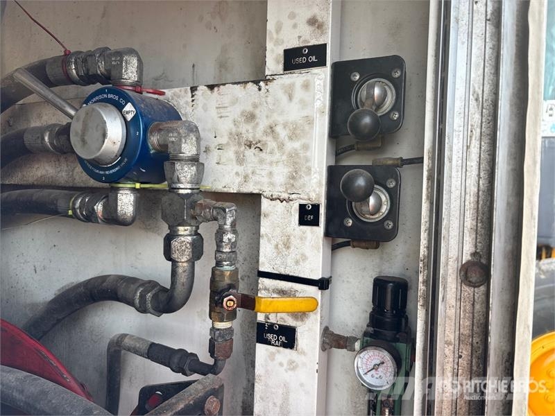 Peterbilt PB337 4x2 Fuel and Lube Truck Tankbiler