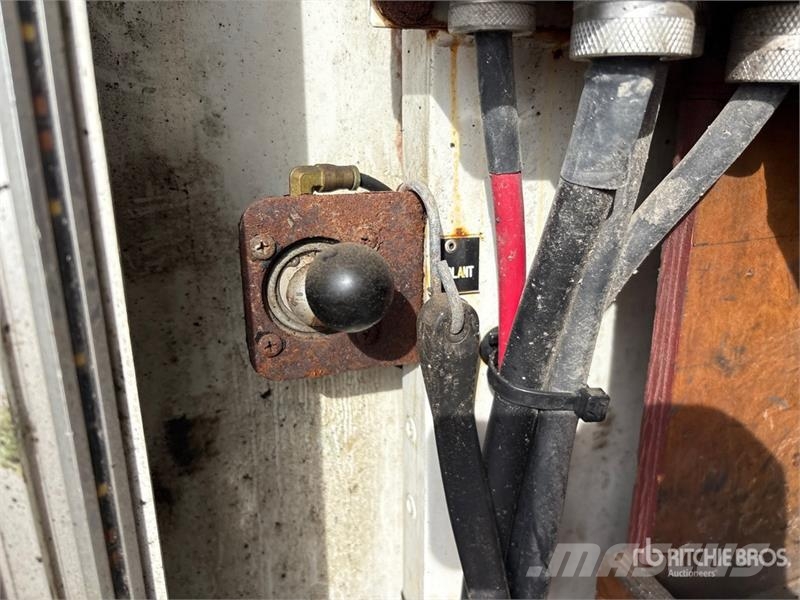 Peterbilt PB337 4x2 Fuel and Lube Truck Tankbiler