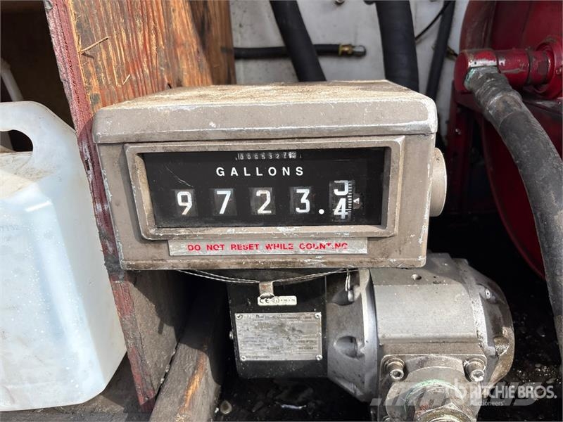 Peterbilt PB337 4x2 Fuel and Lube Truck Tankbiler