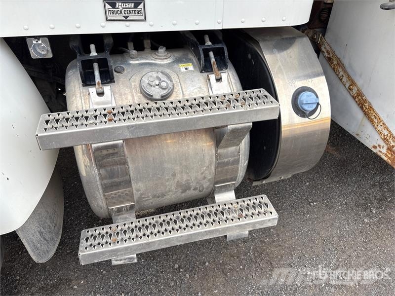 Peterbilt PB337 4x2 Fuel and Lube Truck Tankbiler