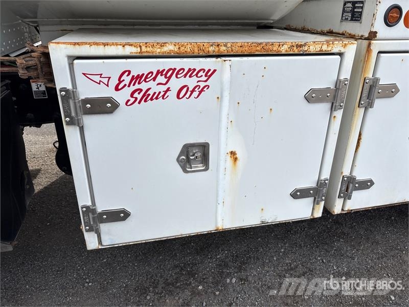 Peterbilt PB337 4x2 Fuel and Lube Truck Tankbiler