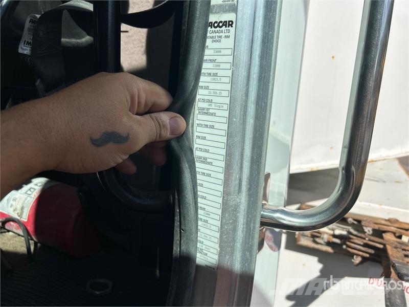 Peterbilt PB337 4x2 Fuel and Lube Truck شاحنات ذات صهاريج
