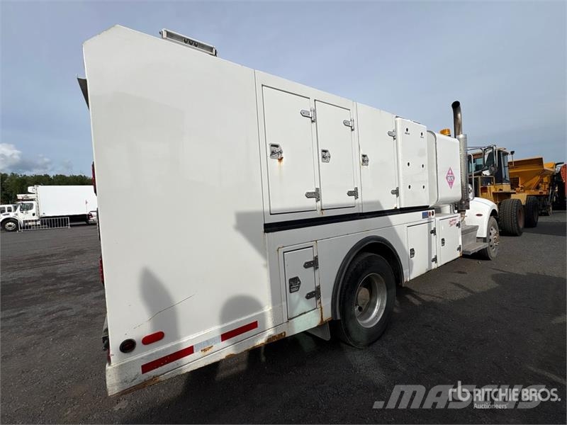 Peterbilt PB337 4x2 Fuel and Lube Truck Tankbiler