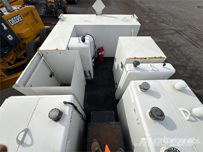 Peterbilt PB337 4x2 Fuel and Lube Truck Tankbiler