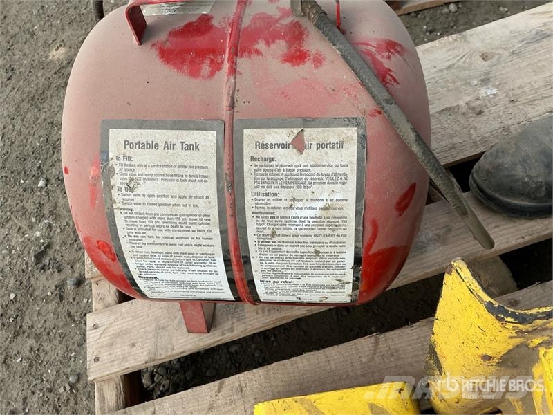 Portable Air Tank, Floor Jack, (2) Dump-Lok Safety Inne akcesoria
