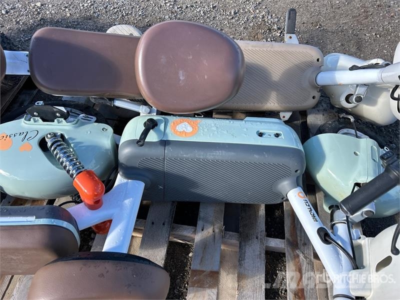 Qty of (2) Electric Bikes and Inoperable Riding La Andre komponenter