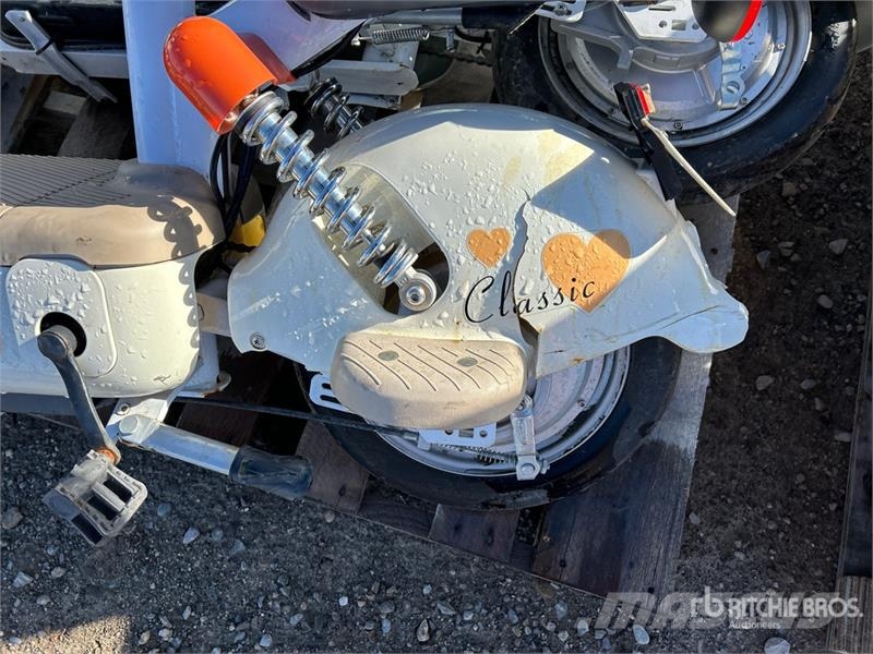 Qty of (2) Electric Bikes and Inoperable Riding La Andre komponenter