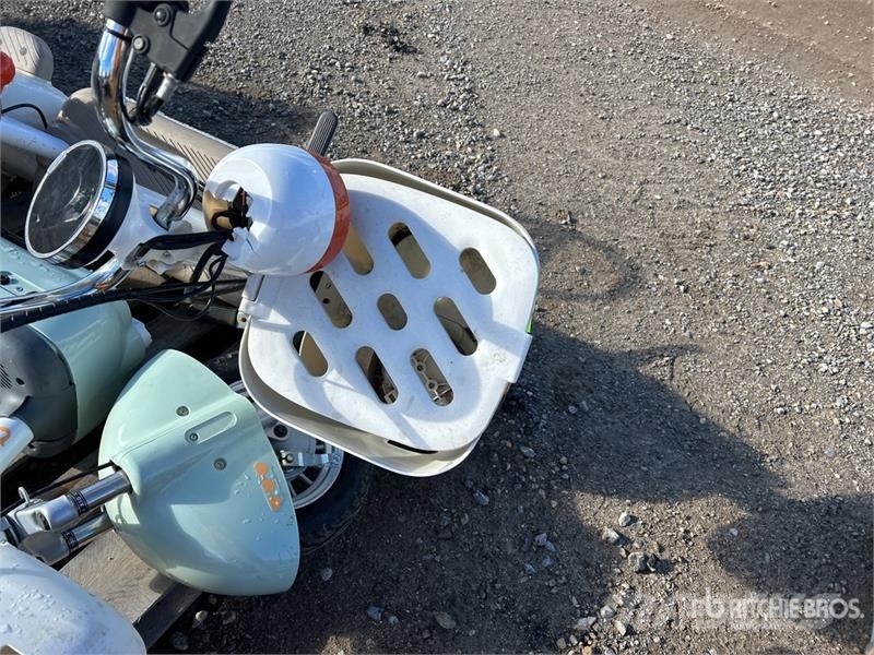Qty of (2) Electric Bikes and Inoperable Riding La Andre komponenter