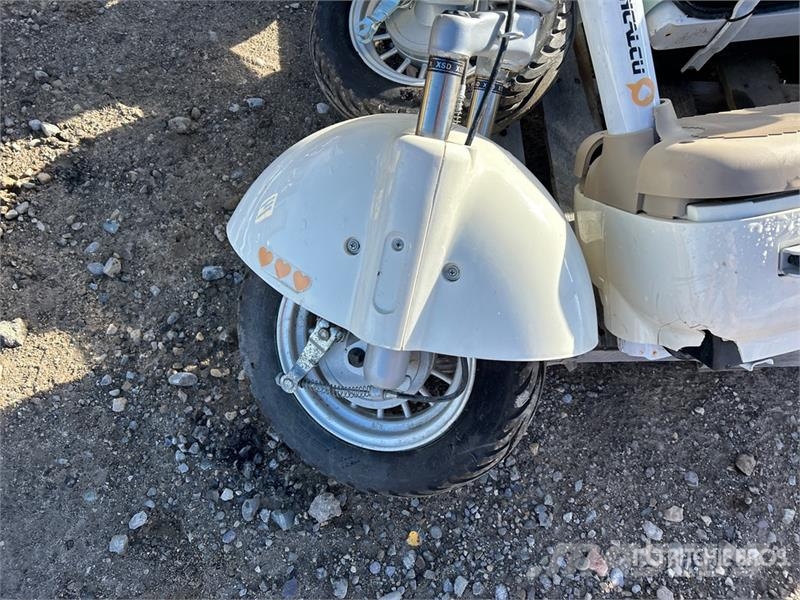 Qty of (2) Electric Bikes and Inoperable Riding La Andre komponenter