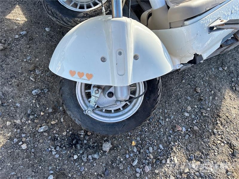 Qty of (2) Electric Bikes and Inoperable Riding La Andre komponenter