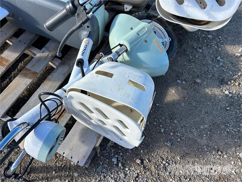 Qty of (2) Electric Bikes and Inoperable Riding La Andre komponenter