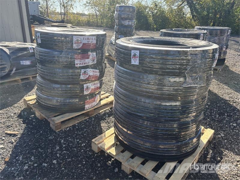 Quantity of (10) 11R22.5 Tires الإطارات والعجلات والحافات