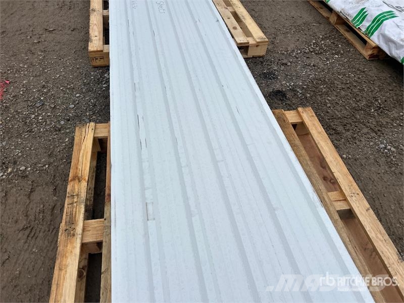 Quantity of (100) 12 ft White Steel Siding / Roofi Sonstige Baumaschinen