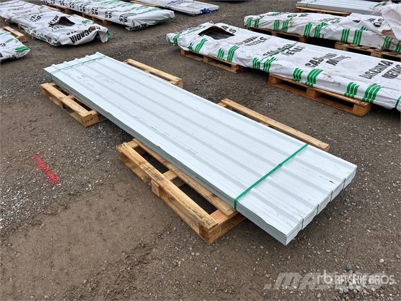 Quantity of (100) 12 ft White Steel Siding / Roofi Sonstige Baumaschinen