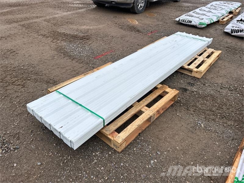 Quantity of (100) 12 ft White Steel Siding / Roofi Sonstige Baumaschinen