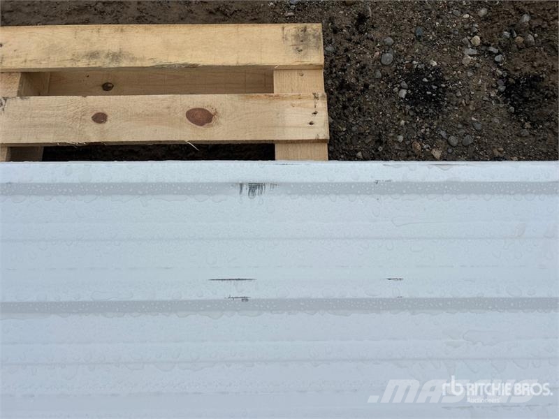 Quantity of (100) 12 ft White Steel Siding / Roofi Sonstige Baumaschinen