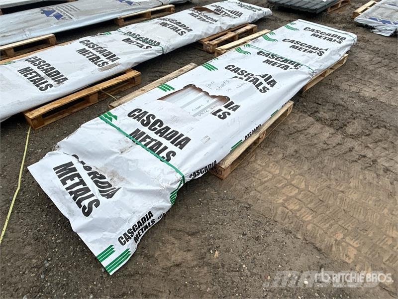 Quantity of (100) 12 ft White Steel Siding / Roofi Sonstige Baumaschinen