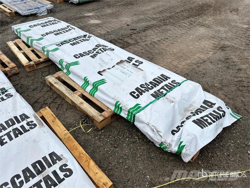 Quantity of (100) 12 ft White Steel Siding / Roofi Sonstige Baumaschinen
