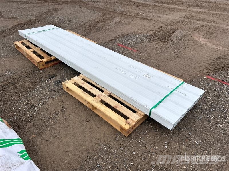 Quantity of (100) 12 ft White Steel Siding / Roofi Sonstige Baumaschinen