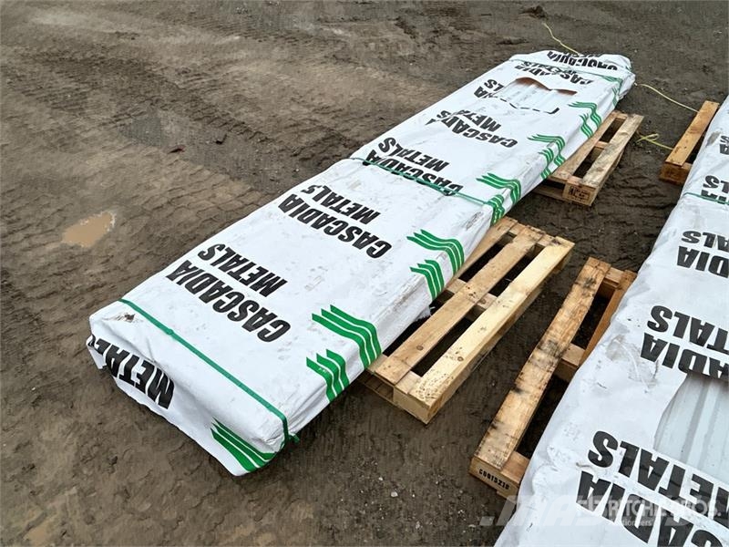 Quantity of (100) 12 ft White Steel Siding / Roofi Sonstige Baumaschinen