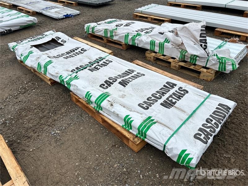 Quantity of (100) 12 ft Brown Steel Siding / Roofi Sonstige Baumaschinen