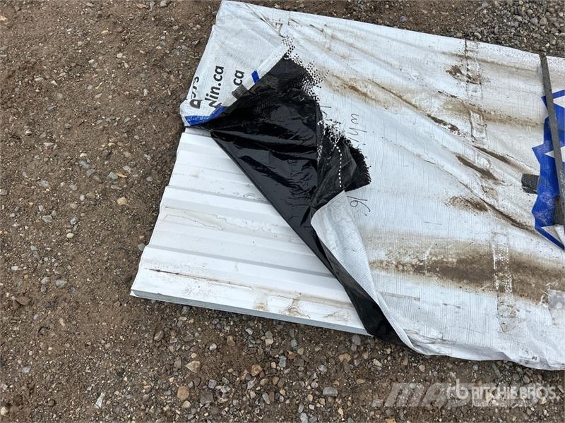 Quantity of (100) 16 ft White Steel Siding / Roofi Sonstige Baumaschinen