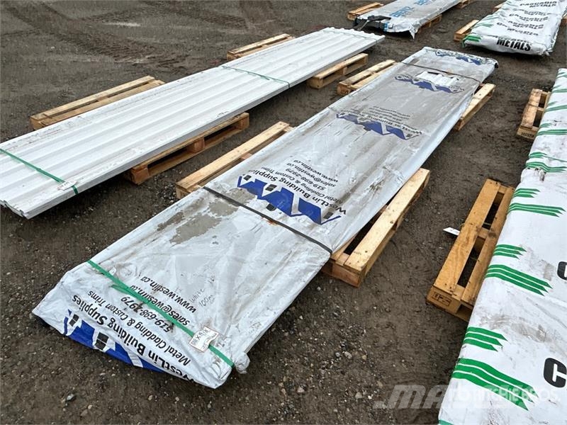 Quantity of (100) 16 ft White Steel Siding / Roofi Sonstige Baumaschinen