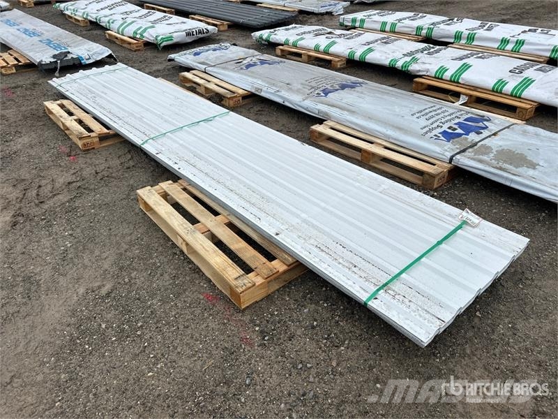 Quantity of (100) 16 ft White Steel Siding / Roofi Sonstige Baumaschinen