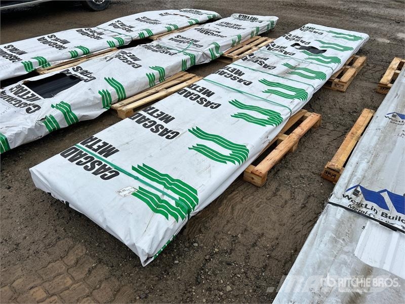 Quantity of (100) 16 ft Black Steel Siding / Roofi Sonstige Baumaschinen